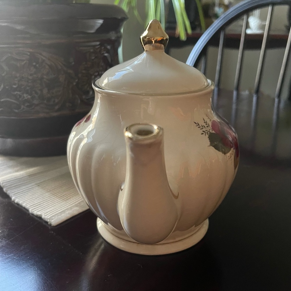 Sadler England Roses Ribbed Teapot - Picture 4 of 8